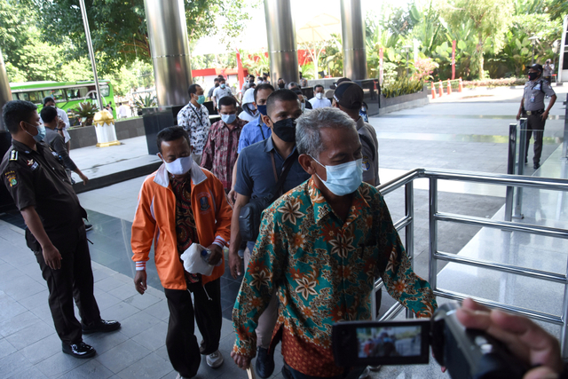 Sejumlah Aparatur Sipil Negara (ASN) di Pemkab Probolinggo tiba untuk menjalani pemeriksaan pasca penetapan status tersangka di Gedung Merah Putih KPK, Jakarta, Sabtu (4/9/2021). Foto: Indrianto Eko Suwarso/Antara Foto