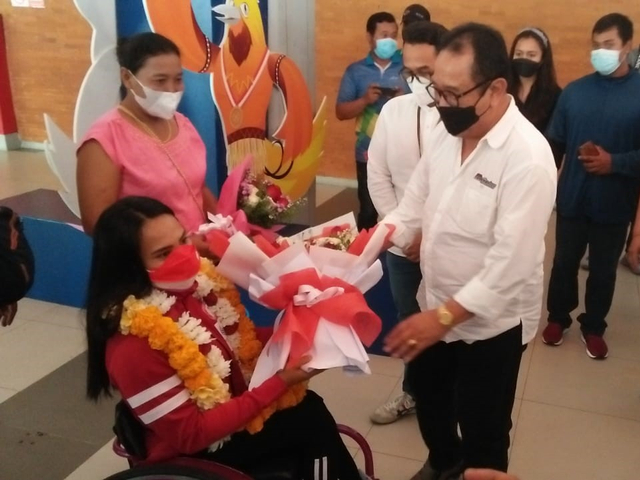 Wakil Gubernur Bali Cok Ace saat menyambut Nengah Widiasih - IST