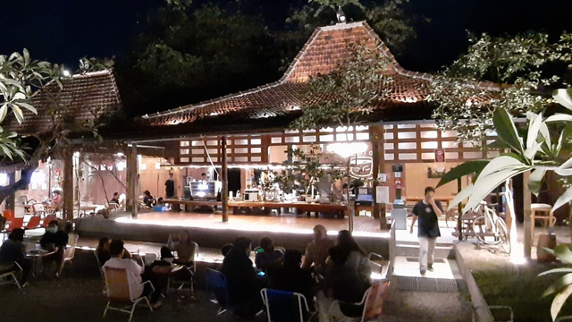 Joglo sebagai bangunan utama sebuah kedai kopi di Sleman, DIY. Foto: Maya P