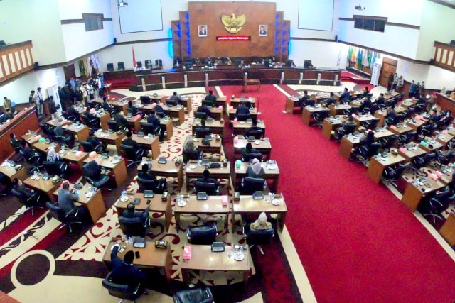 Suasana sidang paripurna di Gedung DPR Aceh, Senin (15/6/2020). Foto: Suparta/acehkini