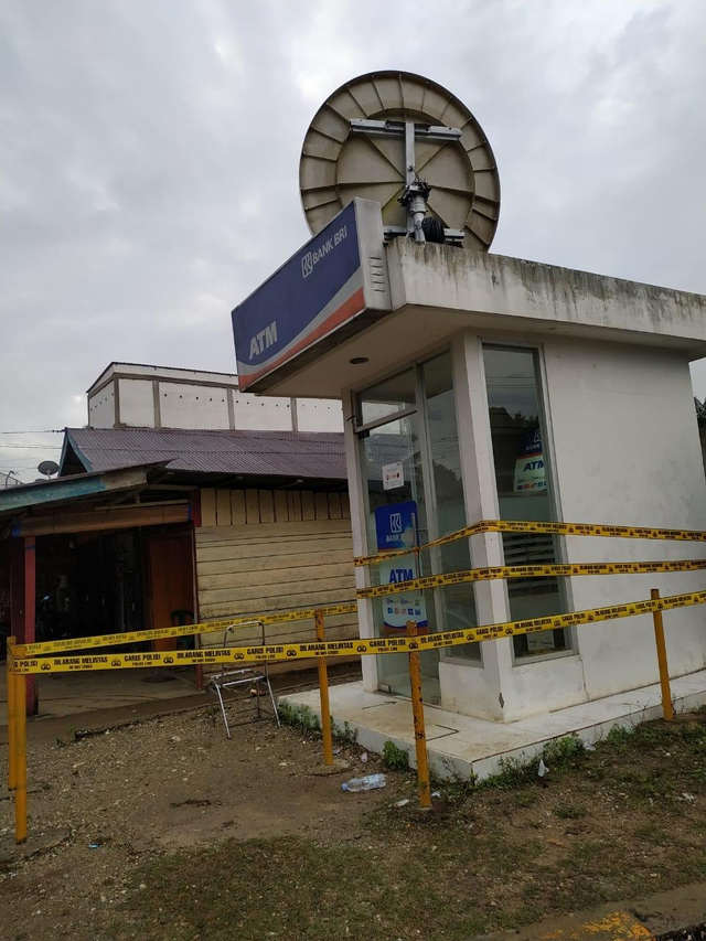MESIN ATM milik Bank Rakyat Indonesia dipasang garis polisi usai dirampok dengan kerugian Rp 775 juta, Selasa malam (31/8/2021). 