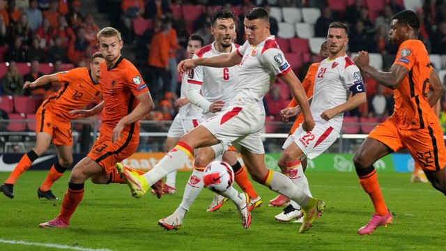 Pertandingan Belanda vs Montonegro pada kualifikasi grup G Piala Dunia, di stadion Philips di Eindhoven, Belanda, Sabtu (4/9/2021). Foto: Peter Dejong/AP Photo