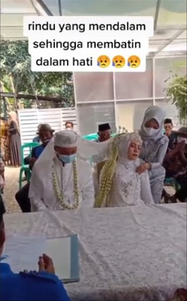 Viral momen pengantin wanita pingsan saat akad nikah namun reaksi suami biasa saja. (Foto: TikTok/@vhina.angelina23)