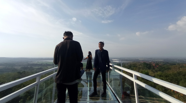 Pengunjung menikmati pemandangan alam di objek wisata Bukit Cinta Anti Galau, Kabupaten Cirebon. FOTO: Anatasya/CIREMAITODAY