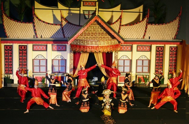 Gerakan Tari Randai, Foto: encyclopedia.jakarta-tourism.go.id