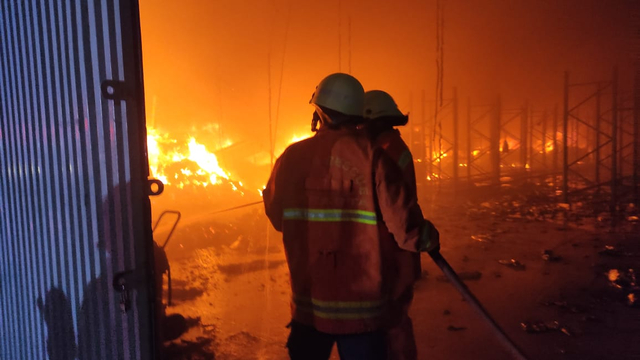 Proses pemadaman api di sebuah gudang di kawasan Sunter Agung, Kecamatan Tanjung Priok Jakarta Utara. Foto: Dok. Istimewa