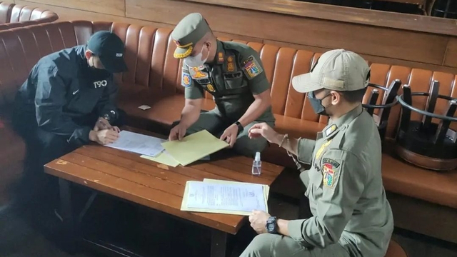 Holywing Kemang, dikenakan sanksi penutupan sementara 3x24 jam oleh petugas Satpol PP DKI Jakarta Minggu (5/9). Foto: Instagram/@satpolpp.dki
