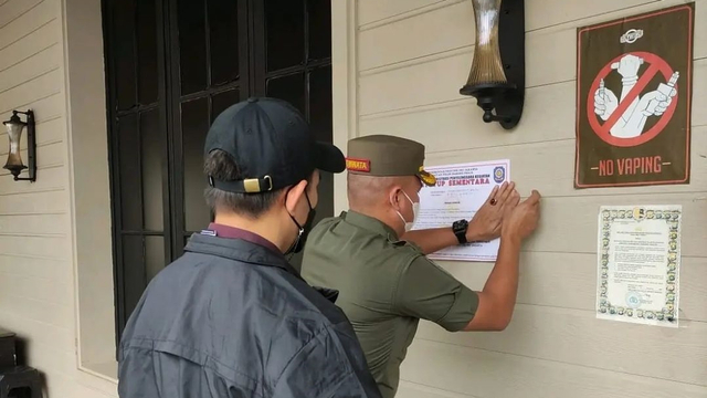 Holywing Kemang, dikenakan sanksi penutupan sementara 3x24 jam oleh petugas Satpol PP DKI Jakarta Minggu (5/9). Foto: Instagram/@satpolpp.dki