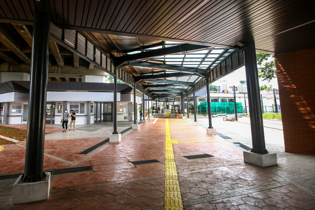 Calon penumpang berjalan di area Stasiun Tebet , Jakarta, Minggu (5/9/2021).
 Foto: Rivan Awal Lingga/Antara Foto