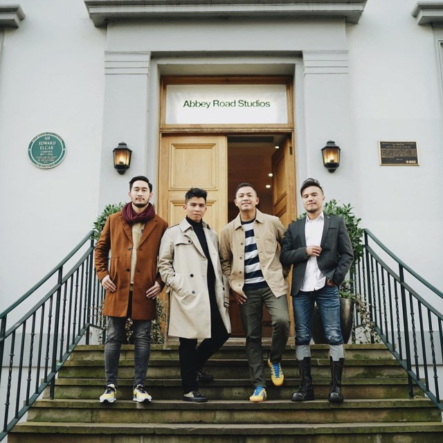 Govinda berpose di depan Abbey Road Studios, London. Foto: instagram.com/ade_govinda