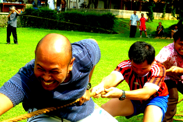 Permainan tarik tambang merupakan permainan tradisional yang dimainkan secara berkelompok. Foto: Wikimedia Commons