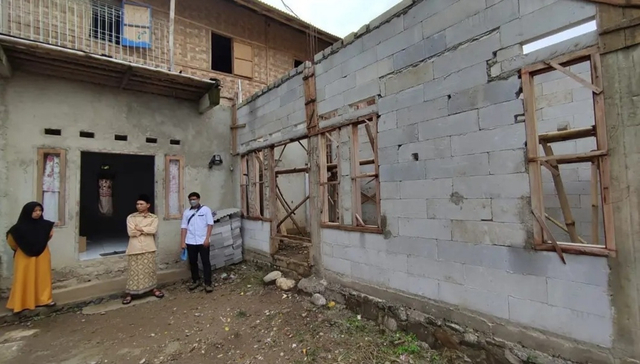 Kepala Divisi Program dan Pemberdayaan Rumah Sosial Kutub, Sepriyanto Bersama Pengasuh Pesantren Tarbiyatul Mutafakkirin. Foto: Dok. Rumah Sosial Kutub