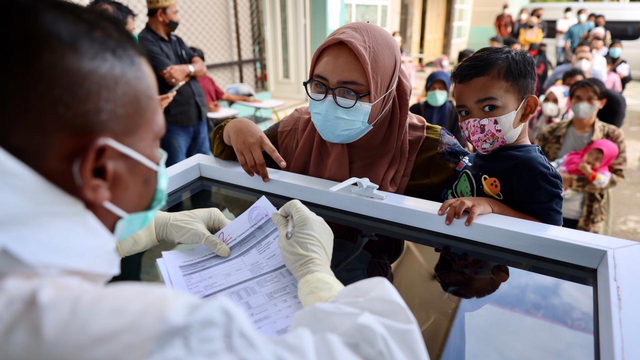 Warga antre swab di Aceh. Foto: Suparta/acehkini
