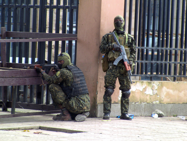Anggota pasukan khusus mengambil posisi selama pemberontakan yang menyebabkan penggulingan presiden Alpha Conde di lingkungan Kaloum di Conakry, Guinea 5 September 2021. Foto: REUTERS/Saliou Samb