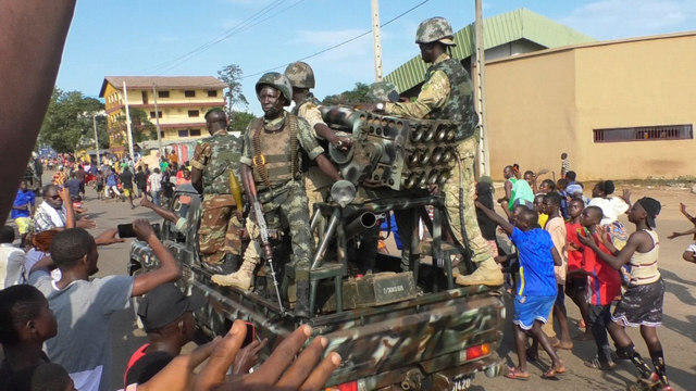 Warga bersorak pada tentara saat mereka merayakan pemberontakan di Conakry, Guinea 5 September 2021. Foto: REUTERS/Souleyman