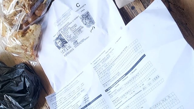 Kertas berisi data peminjaman uang dijadikan bungkus nasi kuning di Yogyakarta. Foto: Dok. Ilham