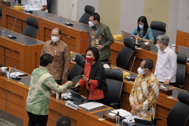 Badan Anggaran DPR RI menyerahkan dokumen Laporan dan Pengesahan Hasil Panja Pembahasan RUU tentang APBN Tahun Anggaran 2020 kepada Menteri Keuangan RI, Sri Mulyani. Foto: Iqbal Firdaus/kumparan