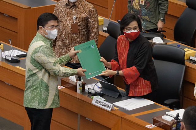 Badan Anggaran DPR RI menyerahkan dokumen Laporan dan Pengesahan Hasil Panja Pembahasan RUU tentang APBN Tahun Anggaran 2020 kepada Menteri Keuangan RI, Sri Mulyani. Foto: Iqbal Firdaus/kumparan
