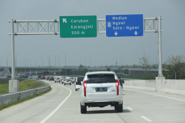 Rambu-rambu lalu lintas di jalan tol. Foto: Istimewa