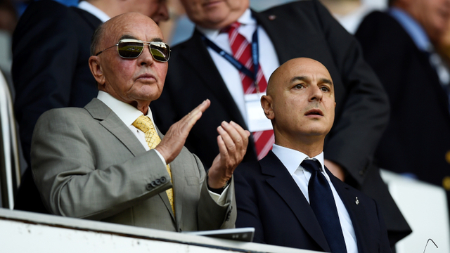 Pemilik Tottenham Hotspur, Joe Lewis dan Daniel Levy. Foto: ANDREW YATES / AFP