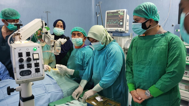 Kabid Humas Polda Sulsel, Kombes Pol E Zulpan meninjau operasi anak korban pencungkilan mata di RS Syeh Yusuf Gowa. Foto: Dok. Istimewa