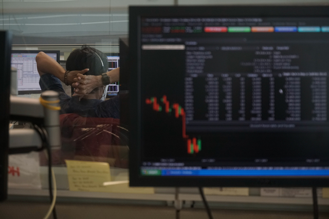 Karyawan mengamati pergerakan harga saham di Profindo Sekuritas, Jakarta, Senin (6/9). Foto: Iqbal Firdaus/kumparan