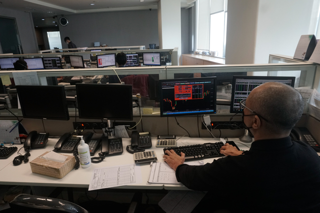 Karyawan mengamati pergerakan harga saham di Profindo Sekuritas, Jakarta, Senin (6/9). Foto: Iqbal Firdaus/kumparan