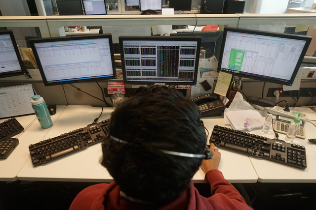 Karyawan mengamati pergerakan harga saham di Profindo Sekuritas, Jakarta, Senin (6/9). Foto: Iqbal Firdaus/kumparan