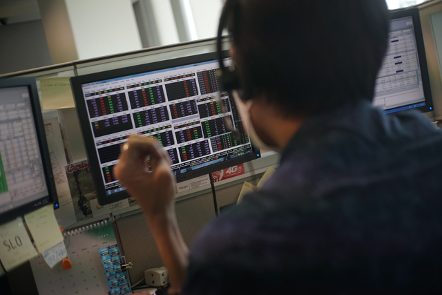 Karyawan mengamati pergerakan harga saham di Profindo Sekuritas, Jakarta, Senin (6/9). Foto: Iqbal Firdaus/kumparan