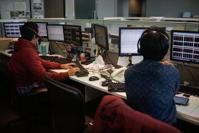Karyawan mengamati pergerakan harga saham di Profindo Sekuritas, Jakarta, Senin (6/9). Foto: Iqbal Firdaus/kumparan