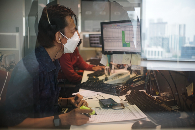 Karyawan mengamati pergerakan harga saham di Profindo Sekuritas, Jakarta, Senin (6/9). Foto: Iqbal Firdaus/kumparan
