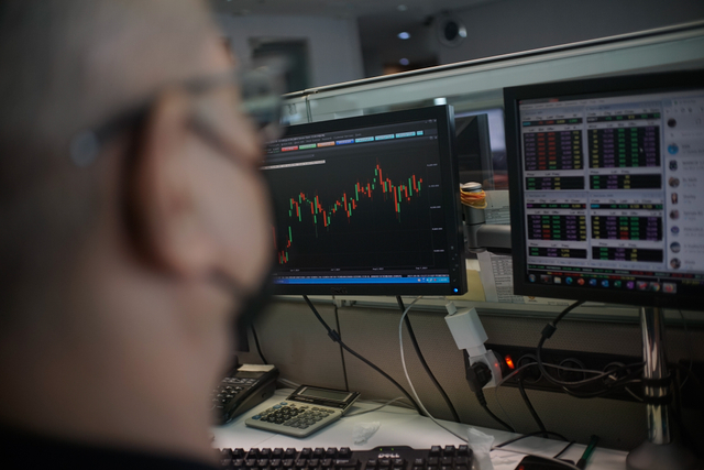 Karyawan mengamati pergerakan harga saham di Profindo Sekuritas, Jakarta, Senin (6/9). Foto: Iqbal Firdaus/kumparan