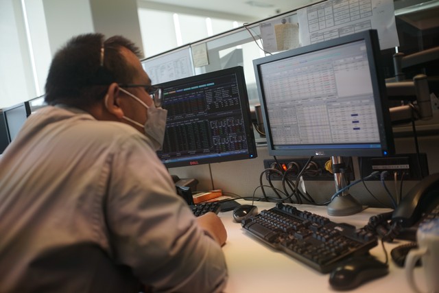 Karyawan mengamati pergerakan harga saham di Profindo Sekuritas, Jakarta, Senin (6/9). Foto: Iqbal Firdaus/kumparan