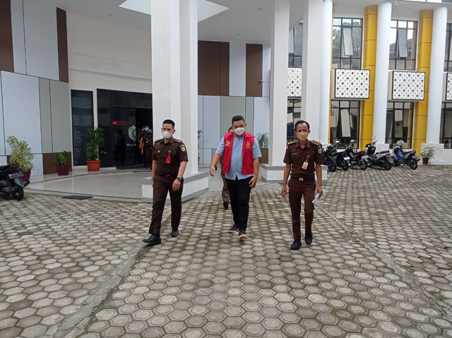 Tersangka AL mengenakan rompi tahanan saat dilakukan penahanan/Kejati Jambi