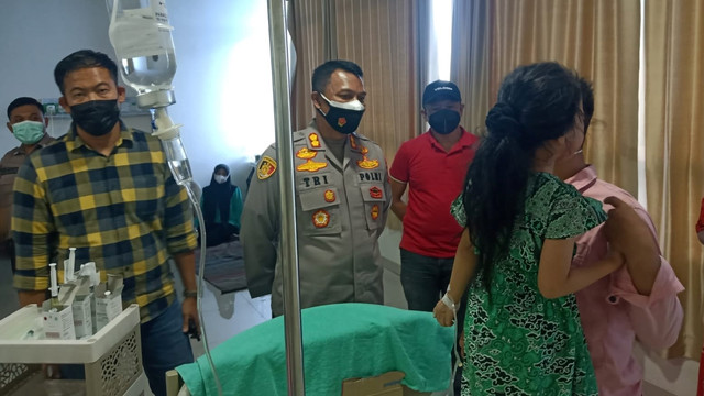 Kapolres Gowa, AKBP Tri Goffaruddin, membesuk bocah perempuan AP (6) yang menjadi korban kekerasan fisik oleh kedua orang tuanya. Foto: Dok. Humas Polres Gowa