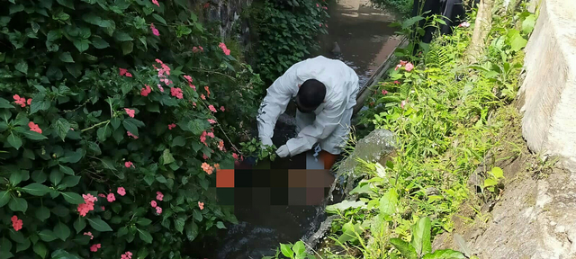 Petugas medis saat melakukan evakuasi korban tewas di saluran pembuangan air Blok Ciasem, Kelurahan Purwawinangun, Kecamatan/Kabupaten Kuningan, Jabar. (Andri)