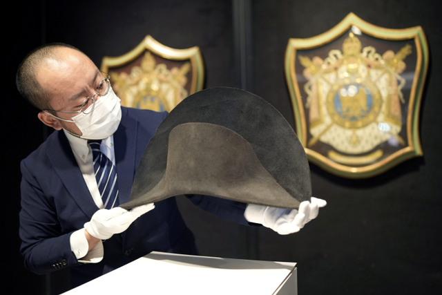 Topi kampanye musim dingin bicorne milik mendiang Kaisar Prancis Napoleon Bonaparte dipajang menjelang lelang di Bonhams, Hong Kong.  Foto: Tyrone Siu/REUTERS