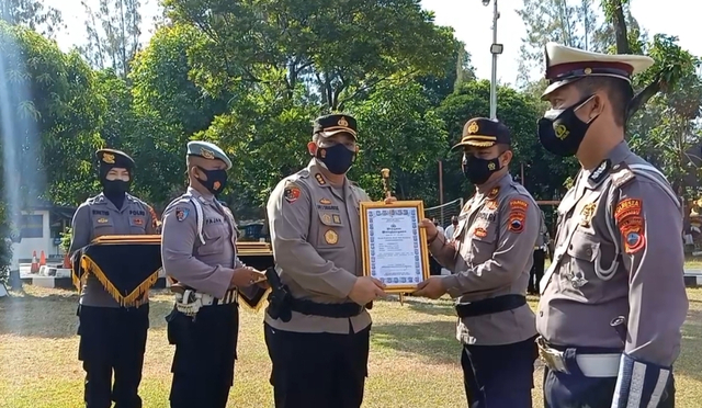 Kapolresta Solo Kombes Pol Ade Safri Simanjuntak menyerahkan penghargaan kepada anggotanya yang menjadi pendonor plasma konvalesen. (FOTO: Agung Satoso)