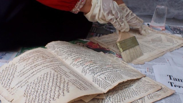 Naskah kuno Aceh dirawat untuk melestarikannya. Foto: Suparta/acehkini