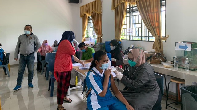 Para murid SMPN 27 Batam saat tengah suntik vaksinasi. Foto: Zalfirega/kepripedia.com.