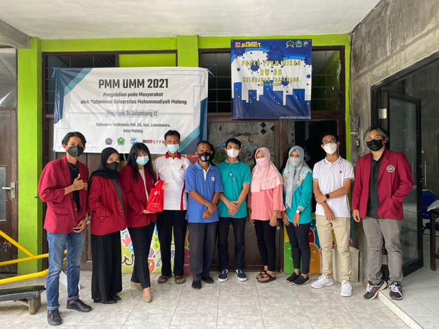 foto bersama dengan petugas PMI