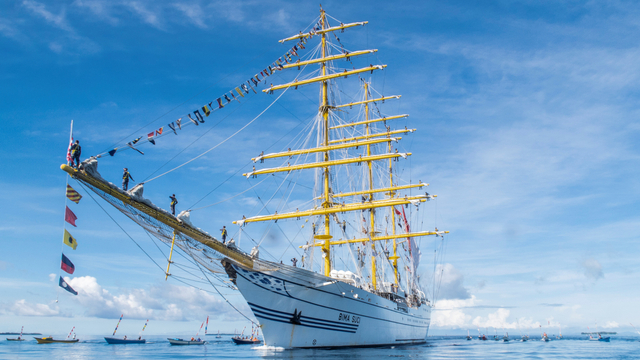 KRI Bima Suci berlayar menuju Dermaga Daruba di perairan Morotai, Maluku Utara, Selasa (7/9/2021). Foto: Muhammad Adimaja/ANTARA FOTO