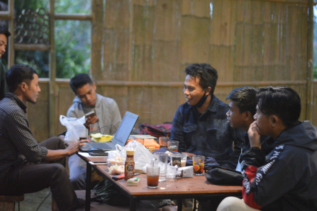 Saya, bang Riis dan kawan-kawan lainnya, saat berbincang santai di SAR