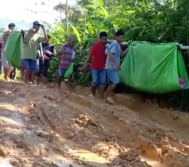 Warga Desa Mawang Muda menandu orang sakit. Foto: Istimewa
