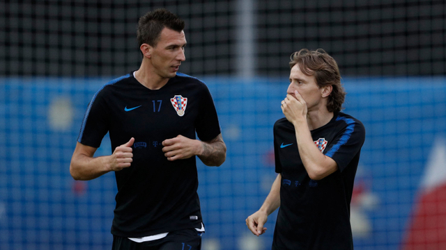 Pemain timnas Kroasia Luka Modric dan Mario Mandzukic.  Foto: Adrian DENNIS / AFP