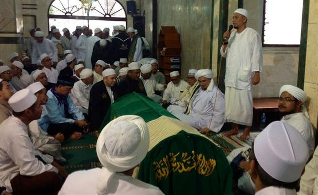 Cara memandikan jenazah. Sumber: commons.wikimedia.org