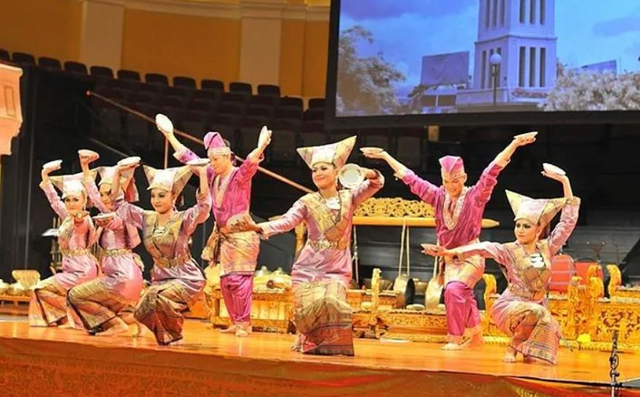 Gambar tari piring dari Sumatera Barat. Sumber: kemlu.go.id