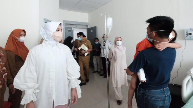 Ketua TP PKK Kabupaten Gowa, Priska Paramita Adnan, berkesempatan membesuk AP di RSUD Syekh Yusuf Sungguminasa. Foto: Dok. Humas Polres Gowa