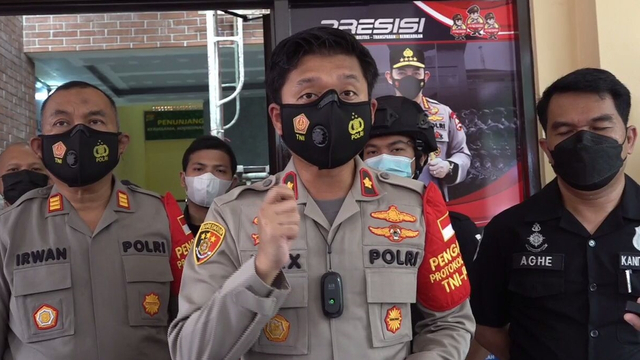 Kapolsek Tebet Kompol Alexander Yurikho (tengah) saat konferensi pers kasus penodongan, Selasa (7/9). Foto: Dok. Istimewa