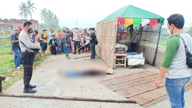 Jasad Idrus, saat hendak dievakuasi petugas di Teluknaga, Tangerang, Selasa (7/9). Foto: Dok. Istimewa